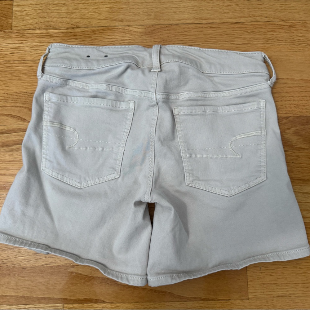 American Eagle AE Twill Midi Super Stretch Shorts Beige Khakis size 6